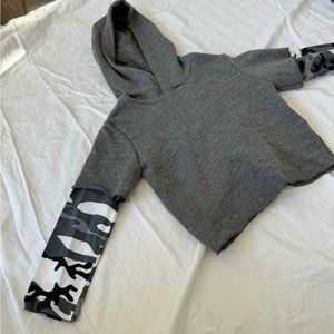 Joah love sweatshirt with army sleeve